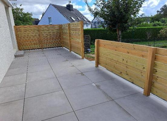 Création d'une terrasse sur plots et d'un escalier en carrelage à Chavagne