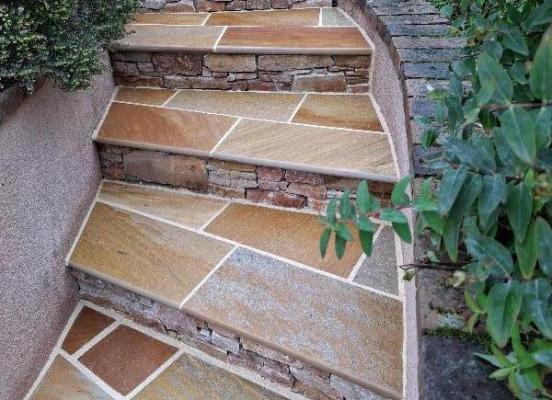 Revêtement d'un escalier en pierre naturelle avec margelle à Melesse